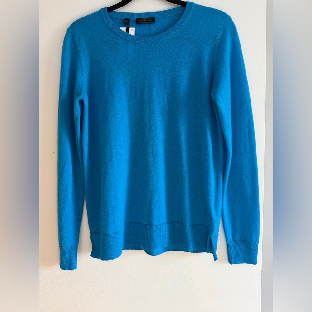NWT Saks Fifth Avenue 100% Cashmere Women’s Sweater. Size M.